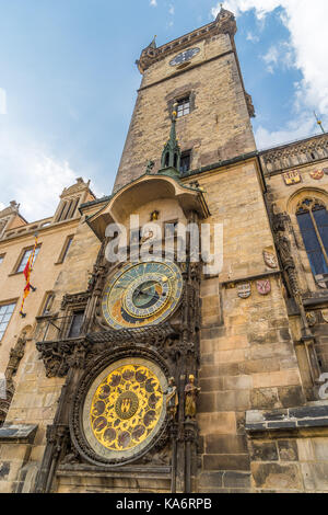 Praga, Repubblica ceca - agosto 12, 2015: orologio astronomico sulla parete del municipio della città vecchia Foto Stock