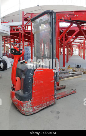 Carrello elevatore elettrico impilatore in magazzino Foto Stock