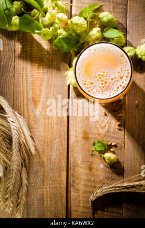 Vista dall'alto su una pinta di birra con gli ingredienti per la birra fatta in casa. Foto Stock