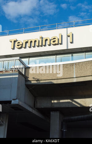 L'ora in disuso il terminale 1 la costruzione presso l'aeroporto di Heathrow di Londra, Regno Unito Foto Stock