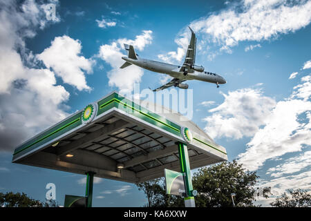 Un basso volare aerei jet scendendo verso l'aeroporto di Heathrow, terminale 4, in Hounslow, Middlesex, Regno Unito. Foto Stock