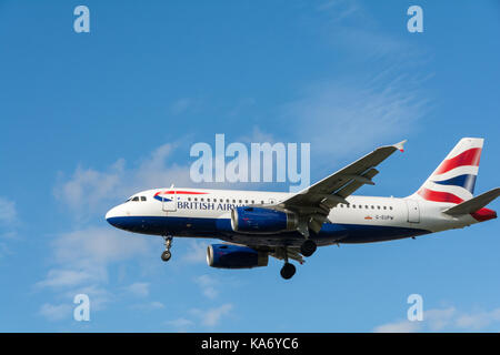 Un basso battenti British Airways piano provenienti per atterrare all'aeroporto di Heathrow di Londra, Regno Unito Foto Stock