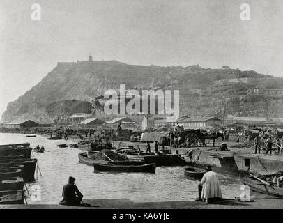 Spagna. La Catalogna. Barcellona. Il carbone è pier e Montjuic mountain in background. Fine del XIX secolo. La fotografia. Foto Stock