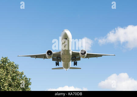 Un basso volare aerei jet scendendo verso l'aeroporto di Heathrow, terminale 4, in Hounslow, Middlesex, Regno Unito. Foto Stock