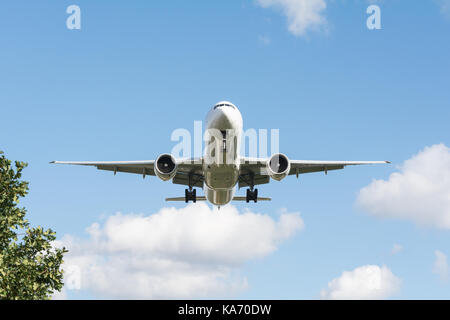 Bassa volare aerei jet scendendo verso l'aeroporto di Heathrow, terminale 4, in Hounslow, Middlesex, Regno Unito. Foto Stock