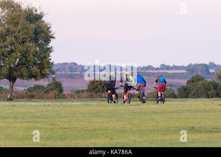 Quattro adolescenti in mountain bike la voce off su off road cross country ride. Foto Stock