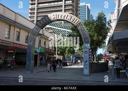 Un arco in Queen Street Mall che conduce fino a Queen Street, nella principale area dello shopping di Brisbane, Queensland, Australia Foto Stock