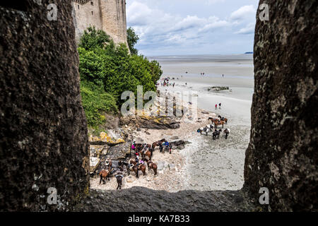 Vista della costa da una finestra in le fortificazioni di Le Mont St Michel, Normandia, Francia Foto Stock