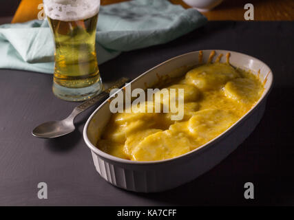 Patate gratinate con birra - sfondo alimentare Foto Stock