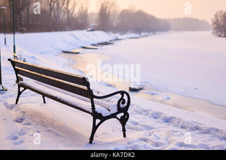 Lonely banco in città Ilok in Croazia. Foto Stock