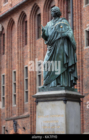 Nicolaus Copernicus statua che si trova nella città vecchia, Torun, Polonia. Foto Stock