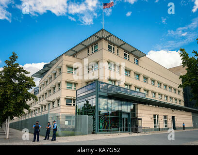 Stazione di polizia di fronte all'ambasciata americana, Berlino, Germania Foto Stock