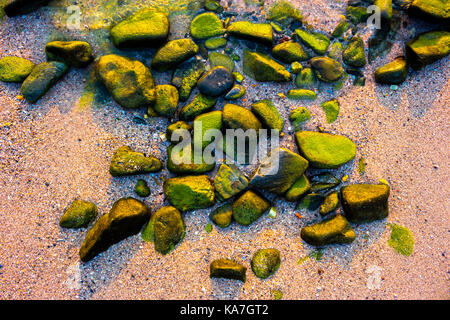 Le onde del mare linea gioco rock di impatto sulla spiaggia Foto Stock