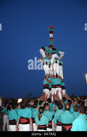 La Catalogna, Spagna sep 2017. Castellers di Vilafranca del Penedes praticare le loro torri umane Foto Stock