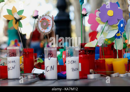 Barcellona/Spagna - 21 agosto 2017: uomini riuniti a Barcellona la rambla, dove il 17 agosto 2017 è stato un attentato terroristico, dando omaggio alla almeno 15 vittime mortali e più di 120 feriti Foto Stock