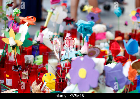 Barcellona/Spagna - 21 agosto 2017: uomini riuniti a Barcellona la rambla, dove il 17 agosto 2017 è stato un attentato terroristico, dando omaggio alla almeno 15 vittime mortali e più di 120 feriti Foto Stock