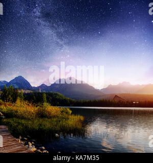 Fantastico cielo stellato e la via lattea su un lago nel parco Alti Tatra. shtrbske pleso, Slovacchia, europa Foto Stock