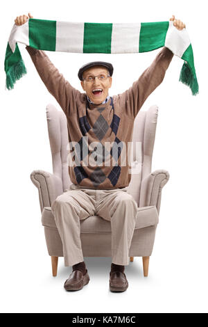 Overjoyed senior tenendo una sciarpa e seduti in poltrona isolati su sfondo bianco Foto Stock
