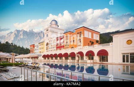 Tekirova Turchia - 25 aprile 2017: piscina e spiaggia di hotel di lusso. tipo di complesso di intrattenimento. amara dolce vita hotel di lusso. resort. tekirova-kemer. turchia Foto Stock