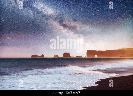 La roccia troll dita. reynisdrangar scogliere. spiaggia di sabbia nera. Islanda Foto Stock