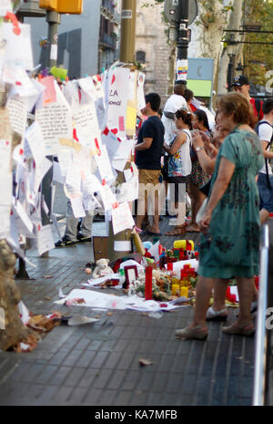 Barcellona/Spagna - 21 agosto 2017: uomini riuniti a Barcellona la rambla, dove il 17 agosto 2017 è stato un attentato terroristico, dando omaggio alla almeno 15 vittime mortali e più di 120 feriti Foto Stock