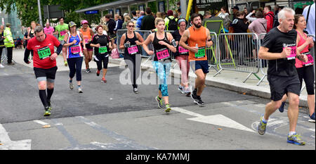 Guide di scorrimento in Simplyhealth mezza maratona con la folla a guardare nel centro città di Bristol, Regno Unito Foto Stock