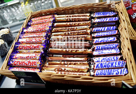 Brighton UK 25 settembre 2017 - Crunchie Bars Ripple Bars realizzati da Galaxy e Snickers Bars con nomi insoliti, ad esempio Grumpster lento in vendita alla Conferenza del Partito Laburista nel Centro di Brighton oggi Fotografia di Simon Dack Foto Stock