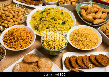 Foto di stock di diwali cibo o diwali snack o diwali dolci come anarsa, bakarvadi, chakli, sev, bhujiya, shankar pallido e chivda o chiwada, karanj Foto Stock