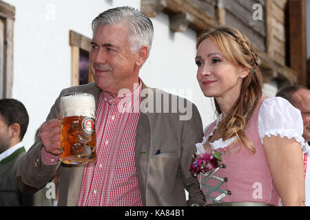 Ehefrau Mariann Berrena, mit Einer Mass Bier, Masskrug. Fussball FC Bayern Monaco, traditioneller Oktoberfestbesuch in der Kaefer Schenke, am 23.09.2017 a Muenchen/Deutschland. | Verwendung weltweit Foto Stock