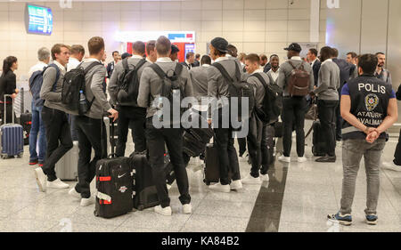 Istanbul, Turchia. Xxv Sep, 2017. rb leipzig i giocatori in aeroporto di Istanbul, in Turchia, 25 settembre 2017. Il lato della Bundesliga rb leipzig faccia turkish Süper Lig team besiktas in champions league match sul 26.09.17. Credito: dpa picture alliance/alamy live news Foto Stock