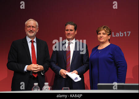 Brighton, Regno Unito. Xxv Sep, 2017. l-r jeremy corbyn, leader del partito laburista, keir starmer, shadow del segretario di Stato per la chiusura dell'Unione europea e emily thornberry, shadow primo segretario di Stato presso la sessione della mattina del secondo giorno del partito laburista conferenza annuale presso il centro di Brighton. Questa conferenza è dopo le elezioni generali di giugno 2017, quando sotto la leadership di jeremy corbyn, il partito laburista ha ridotto il partito conservatore di maggioranza in parlamento risultante in un parlamento appeso. Credito: Kevin hayes/alamy live news Foto Stock