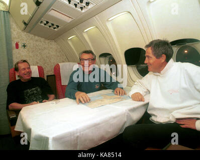 Da sinistra: il presidente della Repubblica ceca Vaclav Havel, direttore statunitense di origine ceca Milos Forman e il ceco-attore americano jan triska a bordo dell'aereo presidenziale durante un volo da new york a Praga, 26 ottobre 1995. Jan triska che vive negli Stati Uniti, morì all'età di 80 anni nella notte, attore e regista jiri madl ha raccontato la idnes.cz server oggi, 25 settembre 2017. triska è stato ricoverato in ospedale in gravi condizioni dopo la caduta dal ponte Carlo a Praga centro di sabato. "Questo è purtroppo vero", il server cita madl, che dirigerà il film na strese (sul tetto Foto Stock