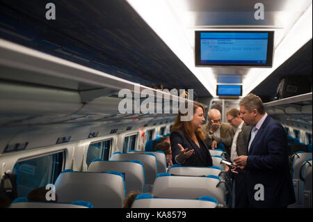 Pardubice, Repubblica ceca. Xxv Sep, 2017. Presentazione del primo modernizzato sc treno pendolino, nuovo interno è visibile su sc 241 kosican treno sul praha hl. nadrazi (dalla principale stazione ferroviaria di Praga) - percorso di Kosice. Repubblica ceca, settembre 25, 2017 credit: Josef vostarek/ctk foto/alamy live news Foto Stock