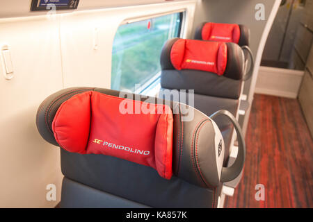 Pardubice, Repubblica ceca. Xxv Sep, 2017. Presentazione del primo modernizzato sc treno pendolino, nuovo interno è visibile su sc 241 kosican treno sul praha hl. nadrazi (dalla principale stazione ferroviaria di Praga) - percorso di Kosice. Repubblica ceca, settembre 25, 2017 credit: Josef vostarek/ctk foto/alamy live news Foto Stock