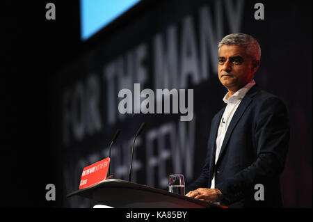 Brighton, Regno Unito. Xxv Sep, 2017. sadiq khan, sindaco di Londra Intervenendo alla sessione pomeridiana della seconda giornata del partito laburista conferenza annuale presso il centro di Brighton. Questa conferenza è dopo le elezioni generali di giugno 2017, quando sotto la leadership di jeremy corbyn, il partito laburista ha ridotto il partito conservatore di maggioranza in parlamento risultante in un parlamento appeso. Credito: Kevin hayes/alamy live news Foto Stock