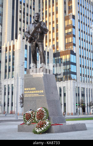 Il monumento a lt. gen. mikhail t. kalashnikov, progettista del ak-47, il fucile sovietico che è diventato il mondo più diffusa arma d'assalto. Credito: stanislaw tokarski/alamy live news Foto Stock