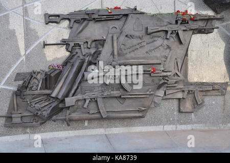 Frammento del monumento a lt. gen. mikhail t. kalashnikov, progettista del ak-47, il fucile sovietico che è diventato il mondo più diffusa arma d'assalto. Credito: stanislaw tokarski/alamy live news Foto Stock