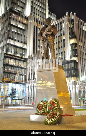 Il monumento a lt. gen. mikhail t. kalashnikov, progettista del ak-47, il fucile sovietico che è diventato il mondo più diffusa arma d'assalto. Credito: stanislaw tokarski/alamy live news Foto Stock