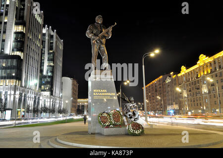 Il monumento a lt. gen. mikhail t. kalashnikov, progettista del ak-47, il fucile sovietico che è diventato il mondo più diffusa arma d'assalto. Credito: stanislaw tokarski/alamy live news Foto Stock