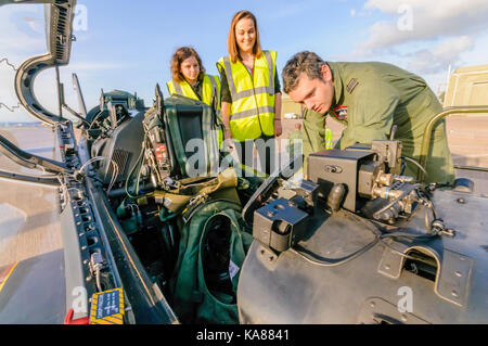 RAF Aldergrove, Irlanda del Nord. 25/09/2017 - un pilota mostra due formazione Aria Corp cadetti il cockpit di un Tucano aerei da addestramento 72 (R) Squadron. Foto Stock