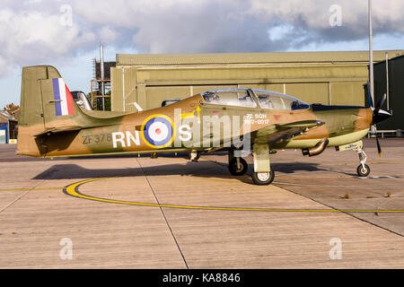 RAF Aldergrove, Irlanda del Nord. 25/09/2017 - due velivoli da addestramento di Tucano del 72 (R) Squadron volano nella RAF Aldergrove come parte delle celebrazioni centenarie. Uno degli aerei è stato dipinto in una livrea commemorativa appositamente progettata dalla Battaglia di Gran Bretagna Spitfire Foto Stock