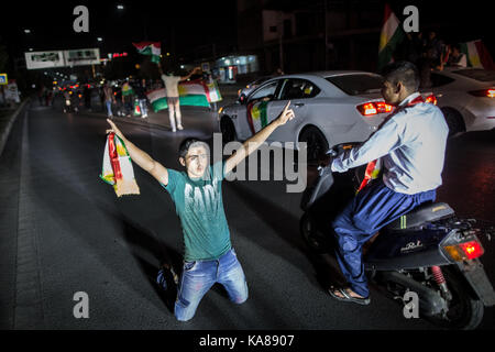 Erbil, Iraq. Xxv Sep, 2017. curdi celebrare in una strada a seguito di una controversa indipendenza curda referendum a Erbil, Iraq, 25 settembre 2017. Credito: Oliver weiken/dpa/alamy live news Foto Stock