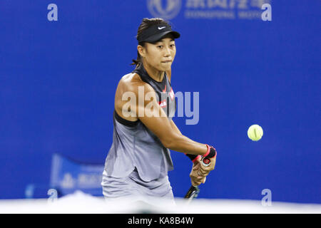 Wuhan, Cina. Xxv Sep, 2017. (Solo uso editoriale. Cina out).cinese giocatore di tennis zhang shuai sconfigge il croato giocatore di tennis professionista donna vekic 2-1 a 2017 wta wuhan aprire a Wuhan, Cina centrale della provincia di Hubei. Credito: sipa asia/zuma filo/alamy live news Foto Stock