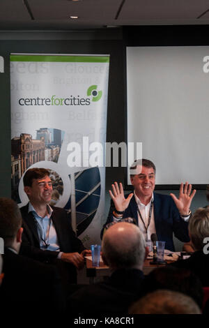 Brighton, Regno Unito. Xxv Sep, 2017. Andy Burnham, sindaco di Greater Manchester e Steve Rotheram, Sindaco della città di Liverpool la regione, condividere una barzelletta durante un evento di frangia al Partito laburista conferenza ospitata dal think tank per il centro città (c) Credito: Paolo Swinney/Alamy Live News Foto Stock