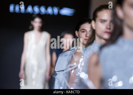 (170926) -- Milano, sept. 26, 2017 (Xinhua) -- modelli presente creazioni di moda cinese casa ellassay durante la settimana della moda milanese primavera/estate 2018 di Milano, Italia, sett. 25, 2017. (Xinhua/jin yu) (aa) Foto Stock