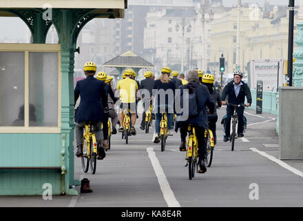 Brighton, Regno Unito. 26 Sep, 2017. Partito laburista MPs prendere parte in un giro in bicicletta lungo la Brighton Seafront sulla stazione di ofo-biciclette gratuite per raccogliere fondi per il British Heart Foundation durante questa settimana del partito laburista in conferenza il credito della città: Simon Dack/Alamy Live News Foto Stock