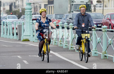 Brighton, Regno Unito. 26 Sep, 2017. partito laburista mp meg hillier (cattedra di conti pubblici comitato) prende parte ad un giro in bicicletta lungo la Brighton Seafront sulla stazione di ofo-biciclette gratuite per raccogliere fondi per il British Heart Foundation durante questa settimana del partito laburista in conferenza il credito della città: simon dack/alamy live news Foto Stock