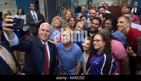 Mike Pence, vicepresidente degli Stati Uniti, scatta una fotografia con i dipendenti dopo aver visto il test strutturale del sistema di lancio spaziale (SLS), lunedì 25 settembre 2017 presso il centro di volo spaziale Marshall della NASA a Huntsville, Alabama. Il Vice Presidente ha visitato il centro spaziale per vedere l'hardware di prova per il sistema di lancio spaziale della NASA, il nuovo razzo spaziale profondo dell'America e per chiamare l'equipaggio a bordo della Stazione spaziale Internazionale. Credito obbligatorio: Bill Ingalls/NASA via CNP /MediaPunch Foto Stock