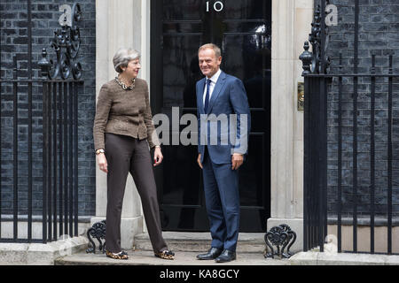 Londra, Regno Unito. 26 Sep, 2017. ministro theresa maggio saluta Donald Tusk, presidente del Consiglio europeo, prima del loro primo incontro dopo il suo discorso a Firenze che definisce i piani per i due anni di periodo di transizione seguito brexit. Credito: mark kerrison/alamy live news Foto Stock