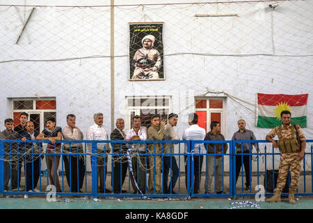 Erbil, Iraq. Xxv Sep, 2017. I cittadini di erbil stand in linea a votare per il referendum di indipendenza in una stazione di voto a Erbil, Iraq. persone di curdi che la regione autonoma del voto per l indipendenza referendum su settembre 25th, 2017, nonostante la forte opposizione dei paesi vicini e la legittimità del rifiuto iracheno governo federale. Credito: iranimages/zuma filo/alamy live news Foto Stock